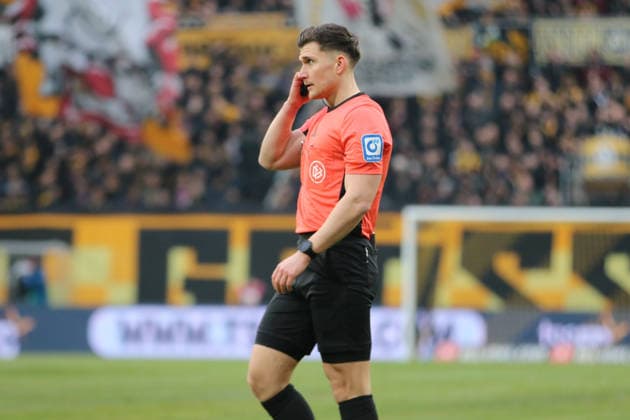 17 01 2026 Soccer Men 2025 2026 2 Bundesliga 18 Matchday SG Dynamo Dresden SpVgg Greuther Fürth Rudolf Harbig Stadion Dresden Felix Prigan Referee awaits an assessment by VAR Dresden Saxony Germany