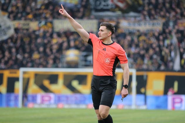 17 01 2026 Soccer Men 2025 2026 2 Bundesliga 18 Matchday SG Dynamo Dresden SpVgg Greuther Fürth Rudolf Harbig Stadion Dresden Felix Prigan Referee decides on corner kick Dresden Saxony Germany