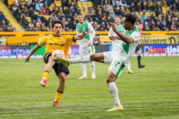 17 01 2026, xomx, Soccer 2 Bundesliga, Dynamo Dresden SpVgg Greuther Fuerth v l Jason Ceka Dynamo Dresden and Julian Green SpVgg Greuther Fuerth in a duel on the ball Both go down injured DFL DFB REGULATIONS PROHIBIT ANY USE OF PHOTOGRAPHS as IMAGE SEQUENCES and or QUASI VIDEO Dresden