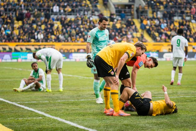 17 01 2026, xomx, Soccer 2 Bundesliga, Dynamo Dresden SpVgg Greuther Fuerth v l Jason Ceka Dynamo Dresden and Julian Green SpVgg Greuther Fuerth in a duel on the ball Both go down injured DFL DFB REGULATIONS PROHIBIT ANY USE OF PHOTOGRAPHS as IMAGE SEQUENCES and or QUASI VIDEO Dresden