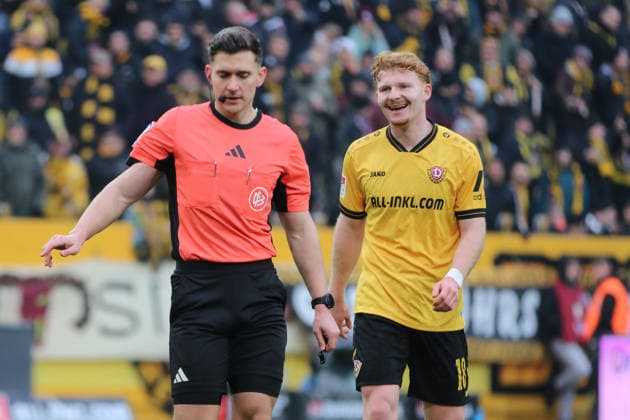 17 01 2026 Soccer Men 2025 2026 2 Bundesliga 18 Matchday SG Dynamo Dresden SpVgg Greuther Fürth Rudolf Harbig Stadion Dresden Robert Wagner Dresden, 18, yellow reports a handball by Felix Prigan Referee Dresden Saxony Germany
