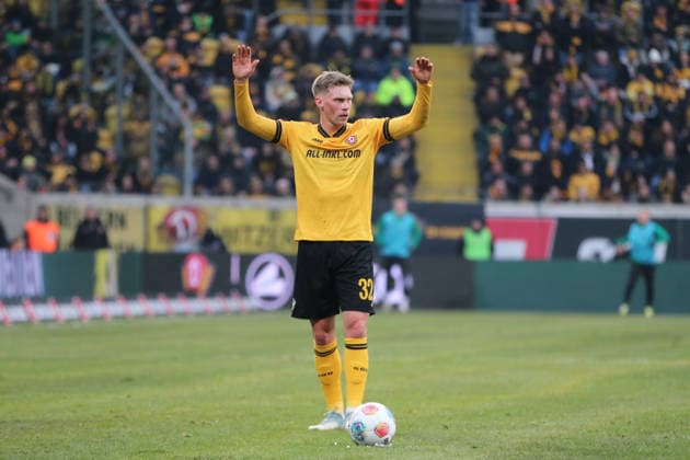 17 01 2026 Soccer Men 2025 2026 2 Bundesliga 18 Matchday SG Dynamo Dresden SpVgg Greuther Fürth Rudolf Harbig Stadion Dresden Jonas Sterner Dresden, 32, yellow indicates a free kick Dresden Saxony Germany