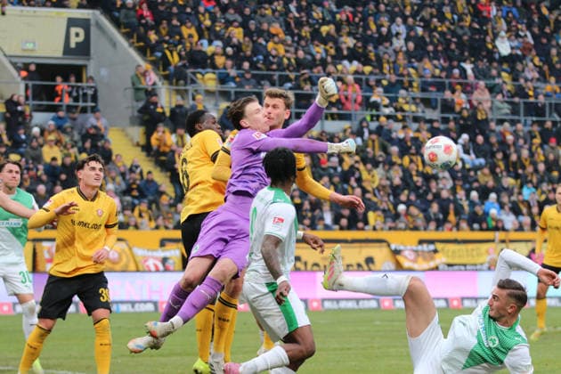 17 01 2026 Soccer Men 2025 2026 2 Bundesliga 18 Matchday SG Dynamo Dresden SpVgg Greuther Fürth Rudolf Harbig Stadion Dresden Timo Schlieck Fürth, 21, purple clears a ball in front of Christoph Daferner Dresden, 33, yellow Dresden Saxony Germany