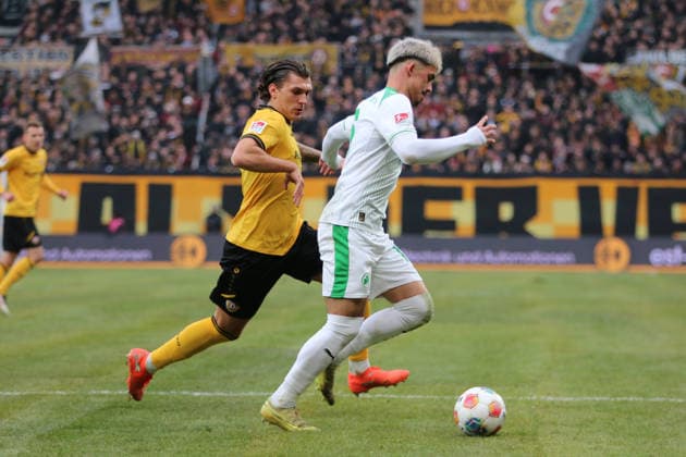 17 01 2026 Soccer Men 2025 2026 2 Bundesliga 18 Matchday SG Dynamo Dresden SpVgg Greuther Fürth Rudolf Harbig Stadion Dresden Julian Pauli Dresden, 13, yellow in running duel with Aaron Keller Fürth, 16, green-white Dresden Saxony Germany