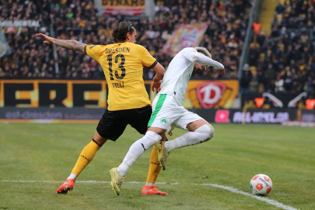 17 01 2026 Soccer Men 2025 2026 2 Bundesliga 18 Matchday SG Dynamo Dresden SpVgg Greuther Fürth Rudolf Harbig Stadion Dresden Julian Pauli Dresden, 13, yellow with a foul on Aaron Keller Fürth, 16, green-white Dresden Saxony Germany