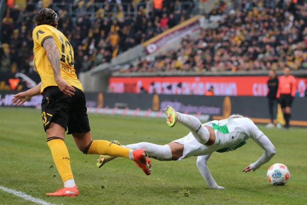 17 01 2026 Soccer Men 2025 2026 2 Bundesliga 18 Matchday SG Dynamo Dresden SpVgg Greuther Fürth Rudolf Harbig Stadion Dresden Julian Pauli Dresden, 13, yellow with a foul on Aaron Keller Fürth, 16, green-white Dresden Saxony Germany