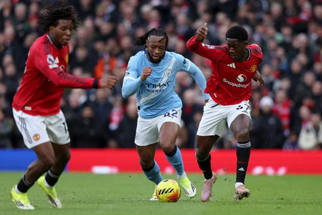 Manchester United, ManU v Manchester City - Premier League Antoine Semenyo of Manchester City and Kobbie Mainoo of Manchester United challenge during the Premier League match between Manchester United and Manchester City at Old Trafford on January 17, 2026 in Manchester, England. WARNING! This Photograph May Only Be Used For Newspaper And Or Magazine Editorial Purposes. May Not Be Used For Publications Involving 1 player, 1 Club Or 1 Competition Without Written Authorisation From Football DataCo Ltd. For Any Queries, Please Contact Football DataCo Ltd on +44 (0) 207 864 9121 Manchester Old Trafford England United Kingdom Copyright: xAllstarxPicturexLibraryxLtdx