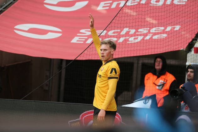 17 01 2026 Soccer Men 2025 2026 2 Bundesliga 18 Matchday SG Dynamo Dresden SpVgg Greuther Fürth Rudolf Harbig Stadion Dresden Jonas Sterner Dresden, 32, yellow shows a corner kick variant Dresden Saxony Germany
