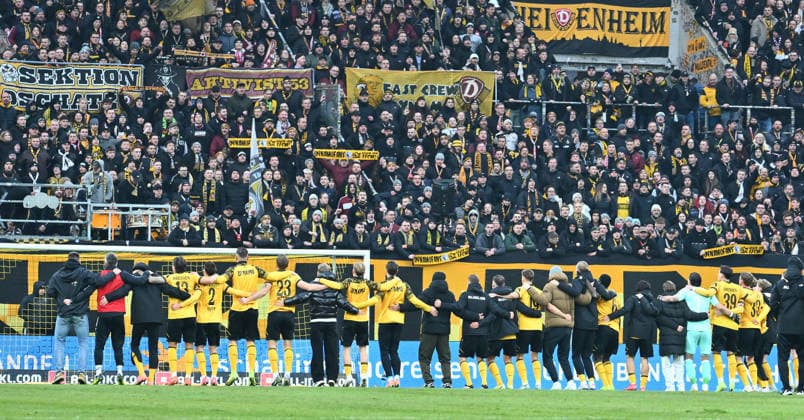 17 01 2026 Soccer Season 2025 2026 2 Soccer Bundesliga 18 Matchday SG Dynamo Dresden SGD SpVgg Greuther Fürth SGF Kleeblatt Sportfoto Zink xwoxzix DFL regulations prohibit any use of photographs as image sequences and or quasi video only for editorial use Mannschaft Team Dresden Jubel Freude nach Spielende