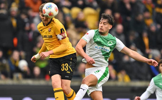 17 01 2026 Soccer season 2025 2026 2 Soccer Bundesliga 18 Matchday SG Dynamo Dresden SGD SpVgg Greuther Fürth SGF Kleeblatt Sportfoto Zink xwoxzix DFL regulations prohibit any use of photographs as image sequences and or quasi video only for editorial use Christoph Daferner 33, SG Dynamo Dresden SGD in header duel with Reno Münz Muenz 5, SpVgg Greuther Fürth