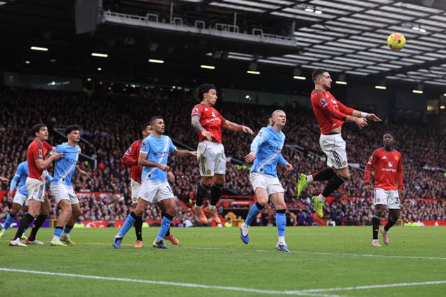 Manchester United gegen Manchester City 17. Januar 2026 Manchester Premier League Manchester United gegen Manchester City United verteidigt einen Freistoß von City Foto Simon Stacpoole Abseits Manchester UK  Copyright: xSimonxStacpoolexOffside
