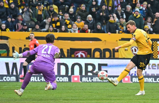 17 01 2026 Soccer Season 2025 2026 2 Soccer Bundesliga 18 Matchday SG Dynamo Dresden SGD SpVgg Greuther Fürth SGF Kleeblatt Sportfoto Zink MeZi xmexzix DFL regulations prohibit any use of photographs as image sequences and or quasi video only for editorial use Timo Schlieck 21, SpVgg Greuther Fürth Christoph Daferner 33, SG Dynamo Dresden SGD, rechts