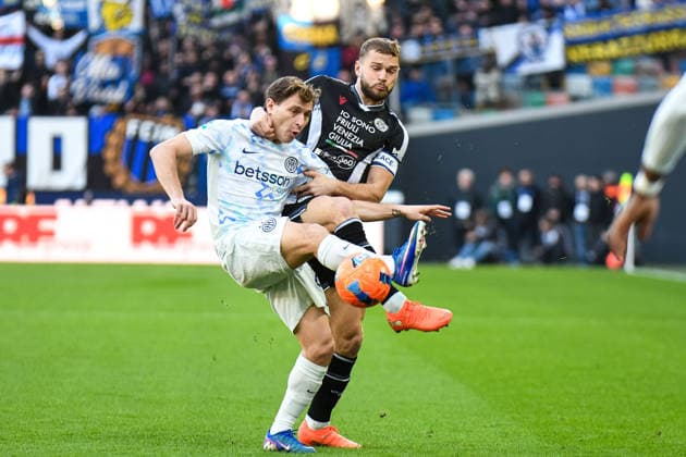 Inter s Nicolo Barella in action against Udinese s Jesper Karlstrom during Udinese Calcio vs Inter - FC Internazionale, Italian soccer Serie A match in Udine, Italy, January 17 2026  Copyright: xEttorexGriffoni IPAxSportx xipa-agency.netx xx IPA_70194852 IPA_Agency_IPA70194852