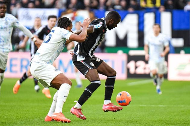 Udinese s Keinan Davis in action against Inter s Manuel Akanji during Udinese Calcio vs Inter - FC Internazionale, Italian soccer Serie A match in Udine, Italy, January 17 2026  Copyright: xEttorexGriffoni IPAxSportx xipa-agency.netx xx IPA_70195044 IPA_Agency_IPA70195044