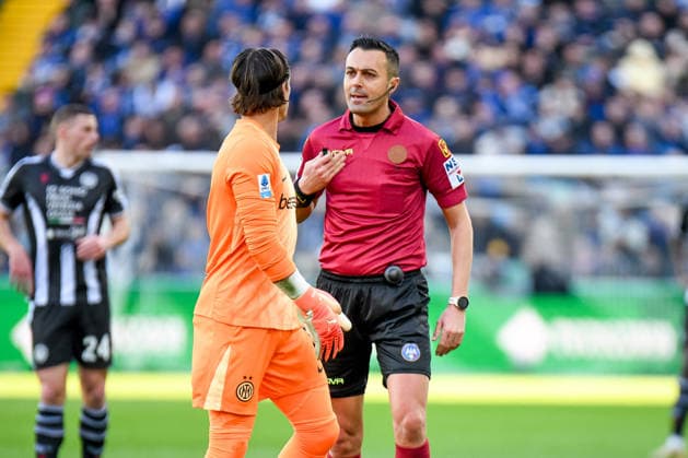 CALCIO - Serie A - Udinese Calcio vs Inter - FC Internazionale The referee of the match Marco Di Bello talks to Inter s Yann Sommer during Udinese Calcio vs Inter - FC Internazionale, Italian soccer Serie A match in Udine, Italy, January 17 2026 Udine Italy  Copyright: xIPAxSport ABACAx