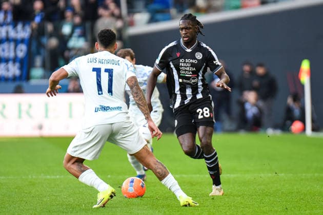 Udinese s Oumar Solet in action against Inter s Luis Henrique Tomaz de Lima during Udinese Calcio vs Inter - FC Internazionale, Italian soccer Serie A match in Udine, Italy, January 17 2026  Copyright: xEttorexGriffoni IPAxSportx xipa-agency.netx xx IPA_70195012 IPA_Agency_IPA70195012