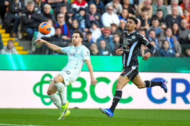 Inter s Carlos Augusto Zopolato Neves in action against Udinese s Arthur Atta during Udinese Calcio vs Inter - FC Internazionale, Italian soccer Serie A match in Udine, Italy, January 17 2026  Copyright: xEttorexGriffoni IPAxSportx xipa-agency.netx xx IPA_70196044 IPA_Agency_IPA70196044