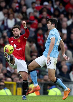Manchester United, ManU v Manchester City - Premier League Bruno Fernandes of Manchester United and Abdukodir Khusanov of Manchester City challenge during the Premier League match between Manchester United and Manchester City at Old Trafford on January 17, 2026 in Manchester, England. WARNING! This Photograph May Only Be Used For Newspaper And Or Magazine Editorial Purposes. May Not Be Used For Publications Involving 1 player, 1 Club Or 1 Competition Without Written Authorisation From Football DataCo Ltd. For Any Queries, Please Contact Football DataCo Ltd on +44 (0) 207 864 9121 Manchester Old Trafford England United Kingdom Copyright: xAllstarxPicturexLibraryxLtdx