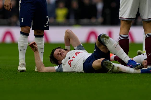 Tottenham Hotspur v West Ham United, Premier League Tottenham Hotspur midfielder Conor Gallagher (22) has a head injury after an early collisionduring the Premier League match between Tottenham Hotspur and West Ham United at Tottenham Hotspur Stadium, London, UK on 17 January 2026. London Tottenham Hotspur Stadium London UK Editorial use only DataCo restrictions apply See www.football-dataco.com , Copyright: xStephenxFlynnx PSI-23578-0026