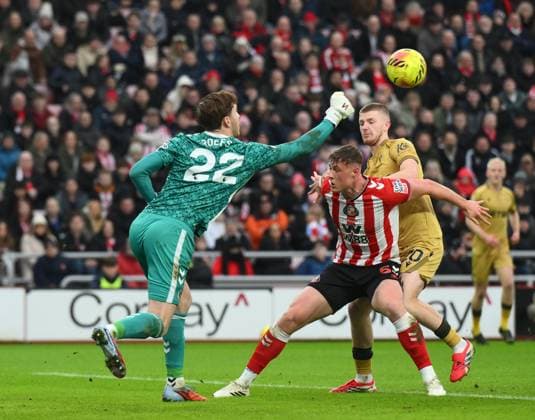 Robin Roefs of Sunderland punches the ball away Sunderland v Crystal Palace, Premier League, Football, Stadium of Light, Sunderland, UK - 17 Jan 2026Sunderland Stadium of Light United Kingdom EDITORIAL USE ONLY No use with unauthorised audio, video, data, fixture lists, club league logos or live services. Online in-match use limited to 120 images, no video emulation. No use in betting, games or single club league player publications. Copyright: xRichardxLee Shutterstockx 16348128an