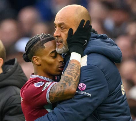 17 January 2026 - Tottenham Hotspur v West Ham United - Premier League - Tottenham Hotspur Stadium. Tottenham Hotspur v West Ham United - Premier League - Tottenham Hotspur Stadium. Crysencio Summerville celebrates his goal with Manager Nuno Espirito Santo. Picture : Mark Pain LONDON England  Copyright: xMarkxPainx