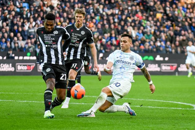 Inter s Lautaro Martinez in action against Udinese s Christian Kabasele during Udinese Calcio vs Inter - FC Internazionale, Italian soccer Serie A match in Udine, Italy, January 17 2026  Copyright: xEttorexGriffoni IPAxSportx xipa-agency.netx xx IPA_70199784 IPA_Agency_IPA70199784