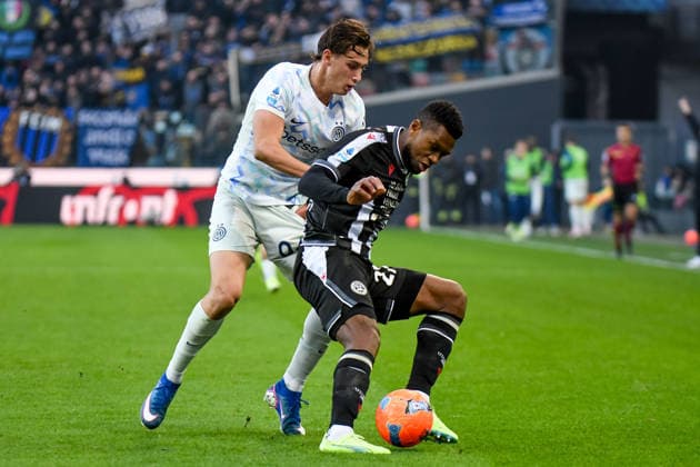 Udinese s Christian Kabasele in action against Inter s Pio Esposito during Udinese Calcio vs Inter - FC Internazionale, Italian soccer Serie A match in Udine, Italy, January 17 2026  Copyright: xEttorexGriffoni IPAxSportx xipa-agency.netx xx IPA_70200066 IPA_Agency_IPA70200066