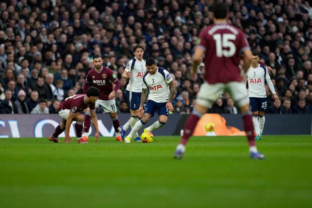 Tottenham Hotspur v West Ham United, Premier League Tottenham Hotspur defender Christian Romero (17) on the ball during the Premier League match between Tottenham Hotspur and West Ham United at Tottenham Hotspur Stadium, London, UK on 17 January 2026. London Tottenham Hotspur Stadium London UK Editorial use only DataCo restrictions apply See www.football-dataco.com , Copyright: xStephenxFlynnx PSI-23578-0064