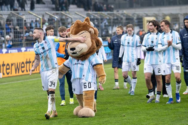 Das Team TSV 1860 Muenchen kommt zu den Fans, Patrick Hobsch 34 (TSV 1860 Muenchen) haelt dem Maskotchen das Auge zu, TSV 1860 Muenchen vs. Rot-Weiss Essen, 3. Liga, 20. Spieltag, 17.01.2026 DFB regulations prohibit any use of photographs as image sequences and or quasi-video Muenchen Bayern Deutschland *** The TSV 1860 Muenchen team comes to the fans, Patrick Hobsch 34 TSV 1860 Muenchen covers the mascots eye, TSV 1860 Muenchen vs Rot Weiss Essen, 3 Liga, 20 Spieltag, 17 01 2026 DFB regulations prohibit any use of photographs as image sequences and or quasi video Muenchen Bayern Germany Copyright: xkolbert-press UlrichxGamelx