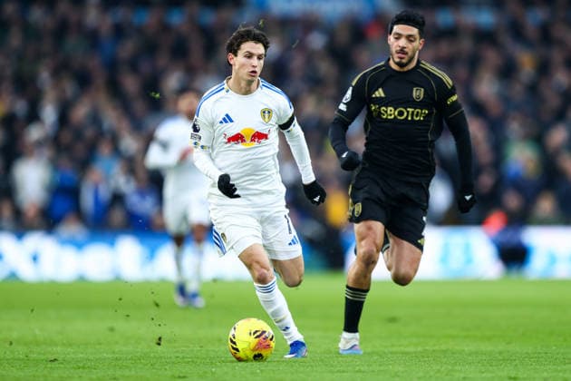 Premier League Leeds United v Fulham Brenden Aaronson of Leeds United dribbles ball forward during the Premier League match Leeds United vs Fulham at Elland Road, Leeds, United Kingdom, 17th January 2026 (Photo by Jorge Horsted News Images) Leeds Elland Road West Yorkshire United Kingdom Copyright: xJorgexHorsted NewsxImagesx