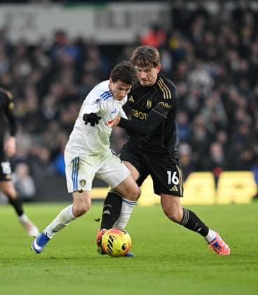 Brenden Aaronson of Leeds United and Sander Berge of Fulham Leeds United v Fulham, Premier League, Football, Elland Road, Leeds, UK - 17 Jan 2026Leeds Elland Road United Kingdom EDITORIAL USE ONLY No use with unauthorised audio, video, data, fixture lists, club league logos or live services. Online in-match use limited to 120 images, no video emulation. No use in betting, games or single club league player publications.  Copyright: xAnnaxGowthorpe Shutterstockx 16348115aj