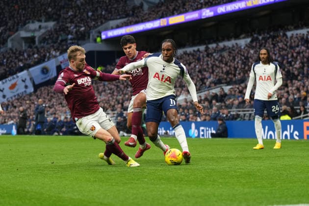 Tottenham Hotspur v West Ham United, Premier League West Ham United forward Jarrod Bowen (20) tackles Tottenham Hotspur forward Mathys Tel (11) during the Premier League match between Tottenham Hotspur and West Ham United at Tottenham Hotspur Stadium, London, UK on 17 January 2026. London Tottenham Hotspur Stadium London UK Editorial use only DataCo restrictions apply See www.football-dataco.com , Copyright: xStephenxFlynnx PSI-23578-0076