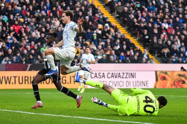 Udinese s Maduka Okoye saves a goal of Inter s Nicolo Barella during Udinese Calcio vs Inter - FC Internazionale, Italian soccer Serie A match in Udine, Italy, January 17 2026  Copyright: xEttorexGriffoni IPAxSportx xipa-agency.netx xx IPA_70201445 IPA_Agency_IPA70201445