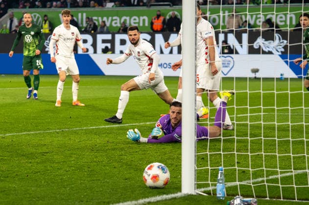 Deutschland, Fussball, 1. Bundesliga, VfL Wolfsburg - 1. FC Heidenheim am 17.01. in Wolfsburg (Volkswagen-Arena): Schuss Christian Eriksen (VfL Wolfsburg 24) Parade Diant Ramaj (1. FC Heidenheim 41) *** Germany, Soccer, 1 Bundesliga, VfL Wolfsburg 1 FC Heidenheim on 17 01 in Wolfsburg Volkswagen Arena Shot Christian Eriksen VfL Wolfsburg 24 Parade Diant Ramaj 1 FC Heidenheim 41 Copyright: xSvenxHeidmannx