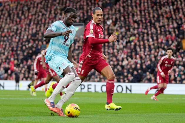 Liverpool v Burnley, Liverpool, UK - 17 Jan 2026 Lesley Ugochukwu of Burnley and Virgil van Dijk of Liverpool during the Premier League match between Liverpool and Burnley at Anfield, Liverpool on 17 January 2026 ( Liverpool Anfield Liverpool England Copyright: xHarryxCornish PPAUKx PPA-240725