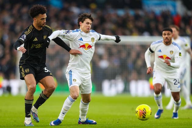 Leeds United v Fulham, Premier League Brenden Aaronson Of Leeds United battles with Antonee Robinson Of Fulham during the Leeds United v Fulham Premier League match at Elland Road, Leeds, England on 17 January 2026 Credit: Lee Keuneke Every Second Media Editorial use only. All images are copyright Every Second Media Limited. No images may be reproduced without prior permission. All rights reserved. Premier League and Football League images are subject to licensing agreements with Football DataCo Limited. see https: www.football-dataco.com Copyright: xIMAGO EveryxSecondxMediax ESM-1759-0047 LeexKeunekex xEveryxSecondxMediax