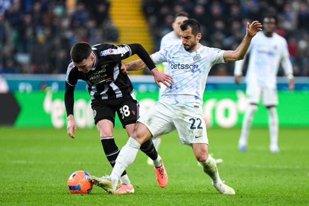 Inter s Henrikh Mkhitaryan in action against Udinese s Lennon Miller during Udinese Calcio vs Inter - FC Internazionale, Italian soccer Serie A match in Udine, Italy, January 17 2026  Copyright: xEttorexGriffoni IPAxSportx xipa-agency.netx xx IPA_70202042 IPA_Agency_IPA70202042