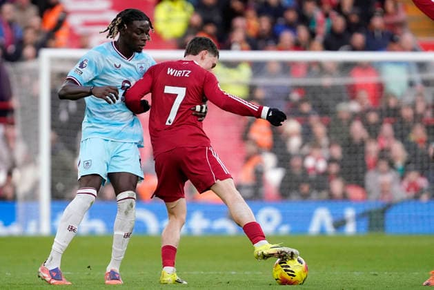 Liverpool v Burnley, Liverpool, UK - 17 Jan 2026 Florian Wirtz of Liverpool battles for the ball with Lesley Ugochukwu during the Premier League match between Liverpool and Burnley at Anfield, Liverpool on 17 January 2026 ( Liverpool Anfield Liverpool England Copyright: xHarryxCornish PPAUKx PPA-240735