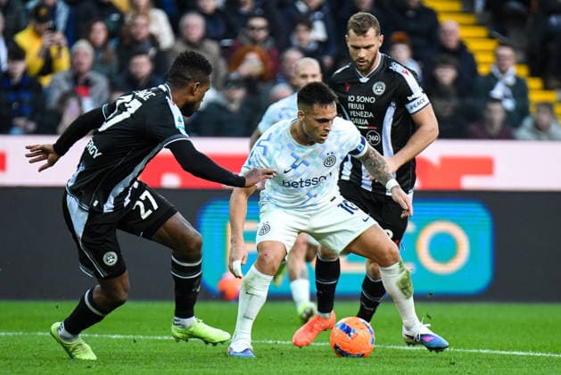 Inter s Lautaro Martinez in action against Udinese s Jesper Karlstrom and Udinese s Christian Kabasele during Udinese Calcio vs Inter - FC Internazionale, Italian soccer Serie A match in Udine, Italy, January 17 2026  Copyright: xEttorexGriffoni IPAxSportx xipa-agency.netx xx IPA_70201821 IPA_Agency_IPA70201821