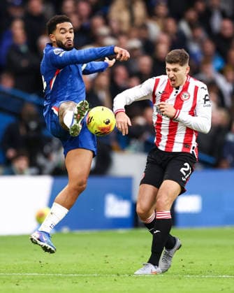 Chelsea gegen Brentford 17. Januar 2026, London Premier League Fußball Chelsea gegen Brentford Reece James von Chelsea und Vitaly Janelt von Brentford Foto Jacques Feeney Abseits London UK  Copyright: xJacquesxFeeneyx xOffsidexOffside