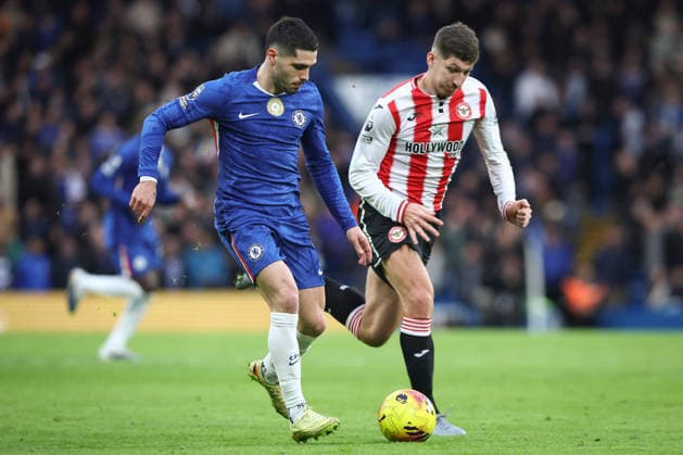 Chelsea v Brentford, Premier League Pedro Neto of Chelsea attacks, Vitaly Janelt of Brentford defends during the Chelsea v Brentford Premier League match at Stamford Bridge, London, England on 17 January 2026 Credit: Ian Stephen Every Second Media Editorial use only. All images are copyright Every Second Media Limited. No images may be reproduced without prior permission. All rights reserved. Premier League and Football League images are subject to licensing agreements with Football DataCo Limited. see https: www.football-dataco.com Copyright: xIMAGO EveryxSecondxMediax ESM-1758-0021 IanxStephenx xEveryxSecondxMediax