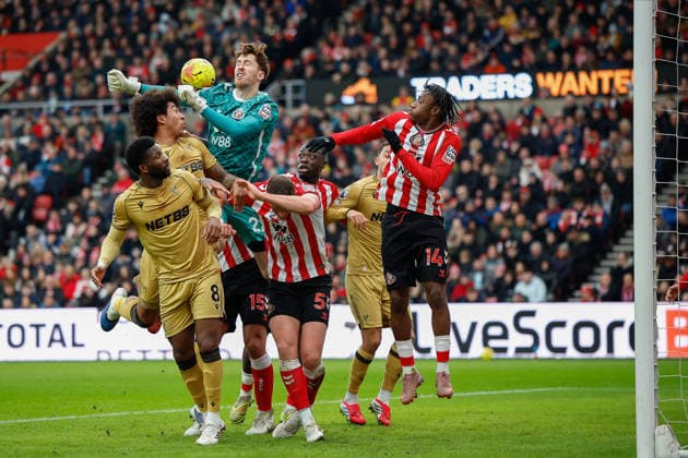 Sunderland v Crystal Palace, Premier League Robin Roefs of Sunderland attempts to clear the ball during the Premier League match between Sunderland and Crystal Palace at the Stadium Of Light, Sunderland, UK on 17 January 2026. Sunderland Stadium Of Light Tyne and Wear UK Editorial use only DataCo restrictions apply See www.football-dataco.com , Copyright: xCraigxCowanx PSI-23591-0042