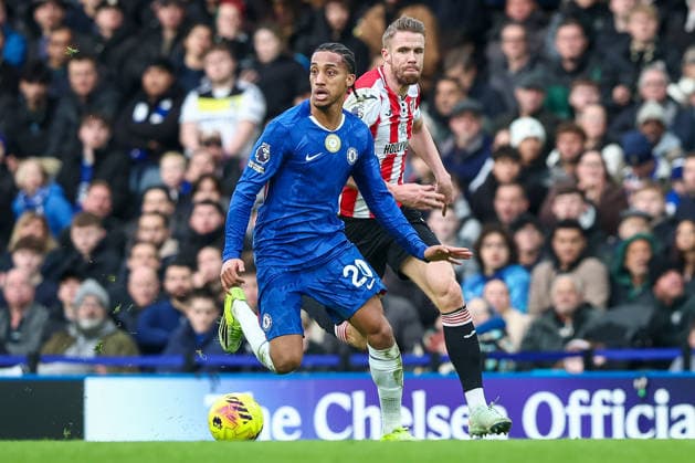Chelsea v Brentford, Premier League Joao Pedro of Chelsea breaks away from Kristoffer Ajer of Brentford during the Chelsea v Brentford Premier League match at Stamford Bridge, London, England on 17 January 2026 Credit: Ian Stephen Every Second Media Editorial use only. All images are copyright Every Second Media Limited. No images may be reproduced without prior permission. All rights reserved. Premier League and Football League images are subject to licensing agreements with Football DataCo Limited. see https: www.football-dataco.com Copyright: xIMAGO EveryxSecondxMediax ESM-1758-0027 IanxStephenx xEveryxSecondxMediax