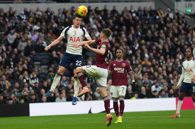 Tottenham Hotspur v West Ham United, Premier League Tottenham Hotspur midfielder Conor Gallagher (22) heads the ball during the Premier League match between Tottenham Hotspur and West Ham United at Tottenham Hotspur Stadium, London, UK on 17 January 2026. London Tottenham Hotspur Stadium London UK Editorial use only DataCo restrictions apply See www.football-dataco.com , Copyright: xStephenxFlynnx PSI-23578-0077