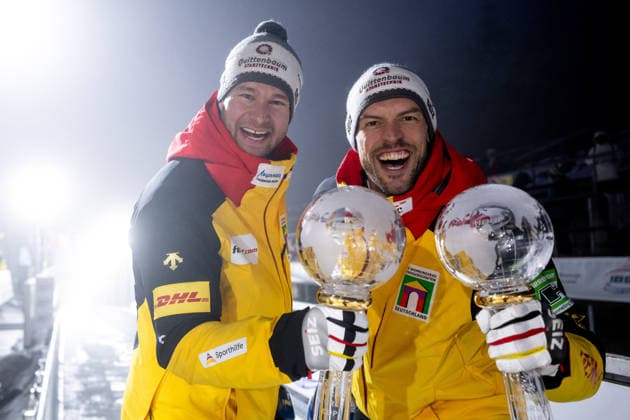LOCHNER Johannes, FLEISCHHAUER Georg (Deutschland) jubeln mit Pokal Kristallkugel ueber den Sieg im Gesamtweltcup, GER, IBSF Bob Weltcup Altenberg, Zweierbob Herren, Saison 2025 2026, 17.01.2026 GER, IBSF Bob Weltcup Altenberg, Zweierbob Herren, Saison 2025 2026, 17.01.2026 Altenberg *** LOCHNER Johannes, FLEISCHHAUER Georg Germany celebrate overall World Cup victory with crystal globe, GER, IBSF Bobsleigh World Cup Altenberg, 2-man bobsleigh men, 2025 2026 season, 17 01 2026 GER, IBSF Bobsleigh World Cup Altenberg, 2-man bobsleigh men, 2025 2026 season, 17 01 2026 Altenberg Copyright: xEibner-Pressefoto Memmlerx EP_MMR