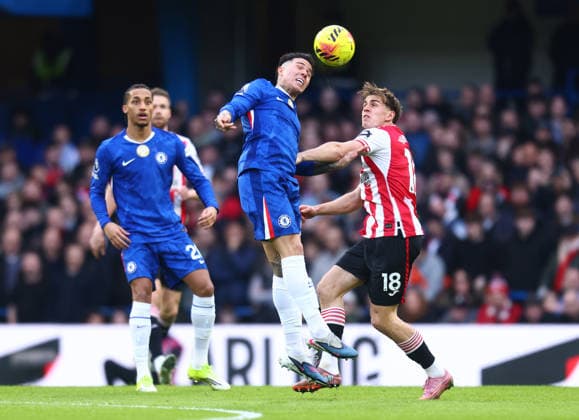 Chelsea v Brentford, English Premier League, Stamford Bridge, London, UK - 17 01 2026 Enzo Fernandez of Chelsea wins a header from Yehor Yarmolyuk of Brentford during the Premier League game between Chelsea and Brentford at Stamford Bridge London Stamford Bridge London GBR, UK NEWSPAPERS OUT Copyright: xMarkxGreenwoodx