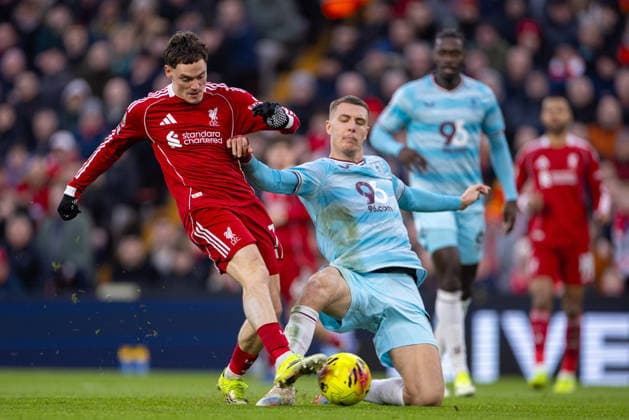 Football - FA Premier League - Liverpool FC v Burnley FC LIVERPOOL, ENGLAND - Saturday, January 17, 2026: Liverpool s Florian Wirtz (L) is challenged by Burnley s Maxime Esteve during the FA Premier League match between Liverpool FC and Burnley FC at Anfield. (Photo by David Rawcliffe Propaganda) LIVERPOOL Anfield MERSEYSIDE ENGLAND  Copyright: xDavidxRawcliffex P2026-01-17-Liverpool_Burnley-71