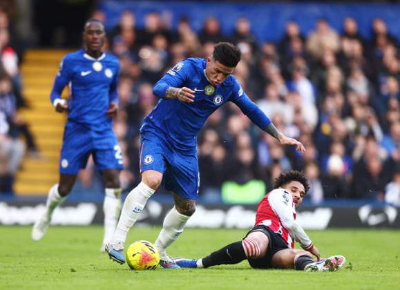 Chelsea v Brentford, English Premier League, Stamford Bridge, London, UK - 17 01 2026 Enzo Fernandez of Chelsea powers past Kevin Schade of Brentford during the Premier League game at Stamford Bridge London Stamford Bridge London GBR, UK NEWSPAPERS OUT Copyright: xMarkxGreenwoodx