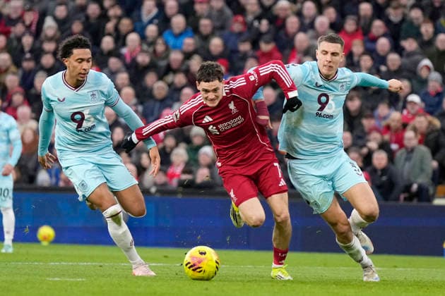 Liverpool v Burnley, Liverpool, UK - 17 Jan 2026 Florian Wirtz of Liverpool and Maxime Esteve of Burnley during the Premier League match between Liverpool and Burnley at Anfield, Liverpool on 17 January 2026 ( Liverpool Anfield Liverpool England Copyright: xHarryxCornish PPAUKx PPA-240787