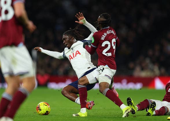 17th January 2026; Tottenham Hotspur Stadium, London, England; Premier League Football, Tottenham Hotspur versus West Ham United; Yves Bissouma of Tottenham Hotspur under pressure from Aaron Wan-Bissaka of West Ham United  JohnxPatrickxFletcher
